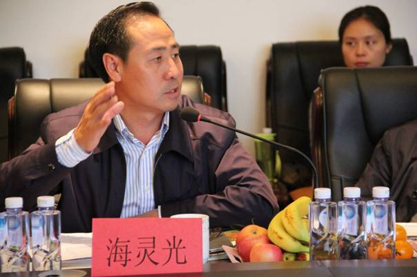 海南省內蒙古商會會長、內蒙古農牧業(yè)產業(yè)化龍頭企業(yè)協(xié)會海南辦事處主任海靈光介紹對接情況.JPG